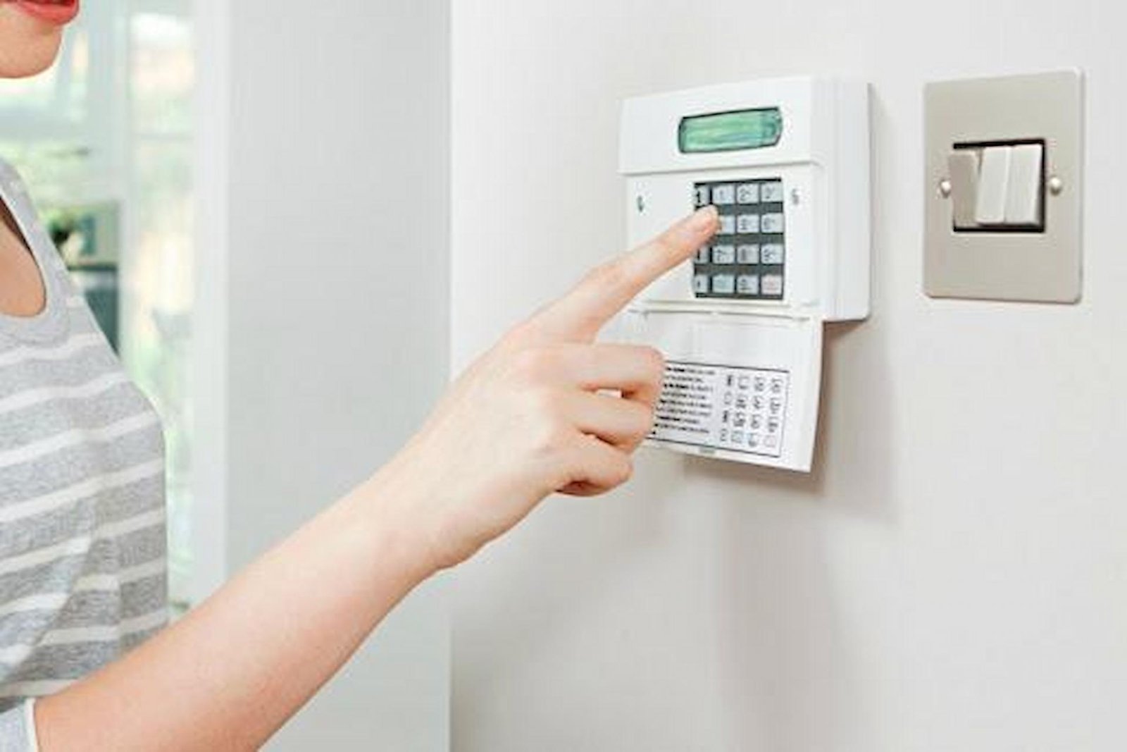 Alarm install. Alarm System сигнализация. Охрана квартир сигнализация. Пульт охранной сигнализации в квартире. Пультовая охрана сигнализация.